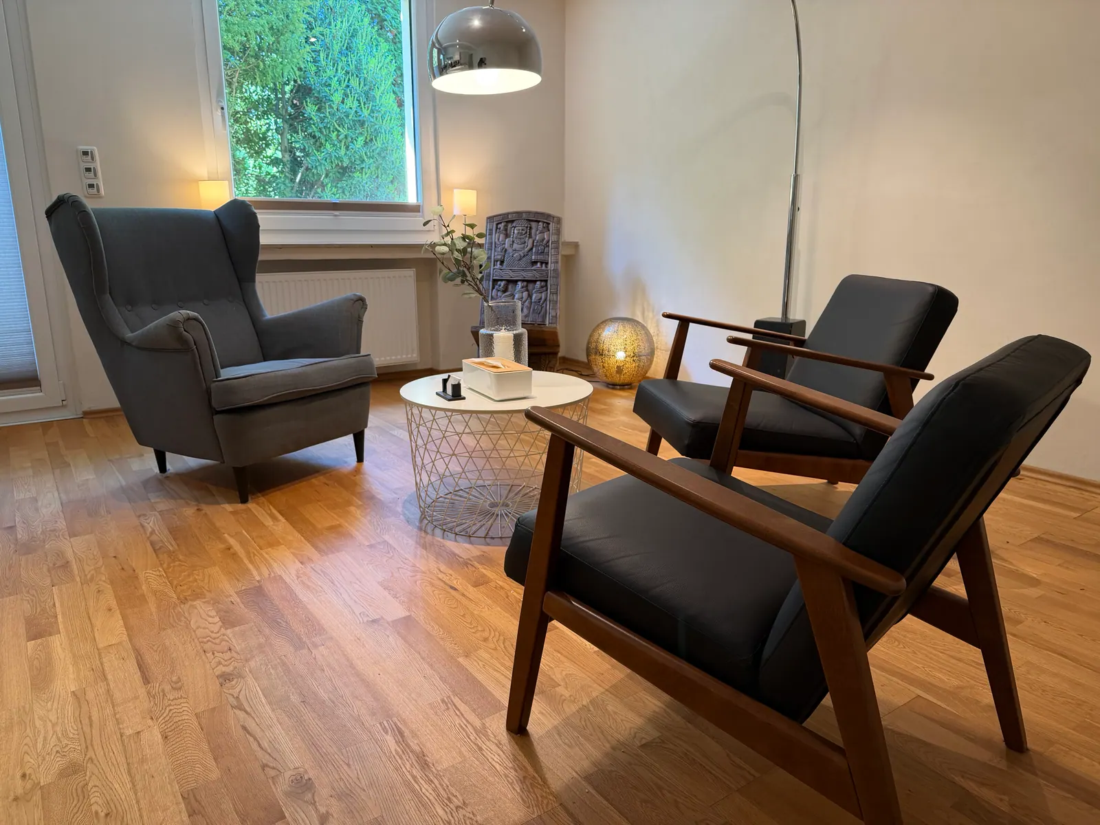 Detail des Praxisraums Bad Honnef mit Holzboden