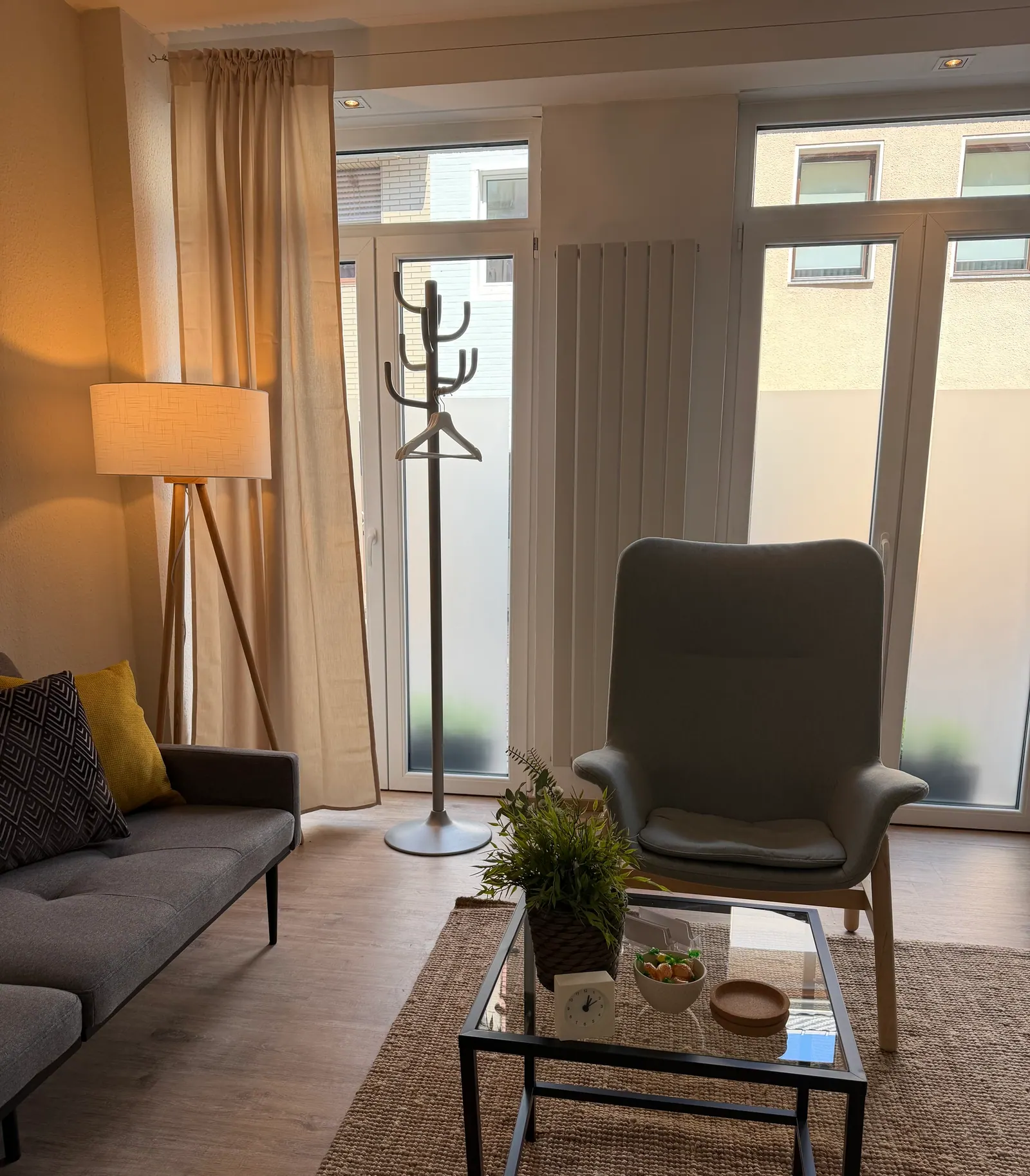 Praxisraum Brühl, alternativer Blickwinkel mit Sessel und Garderobe